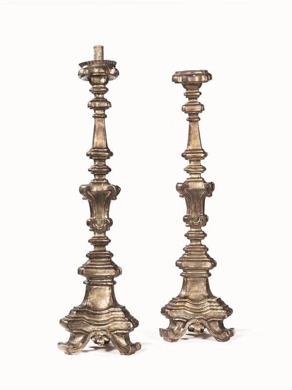 Coppia di candelieri, sec. XVIII, in legno laccato e intagliato, alt. cm 70&nbsp;&nbsp;&nbsp;&nbsp;&nbsp;&nbsp;&nbsp;&nbsp;&nbsp;&nbsp;&nbsp;&nbsp;&nbsp;&nbsp;&nbsp;&nbsp;&nbsp;&nbsp;&nbsp;&nbsp;&nbsp;&nbsp;&nbsp;&nbsp;&nbsp;&nbsp;&nbsp;&nbsp;&nbsp;&nbsp;