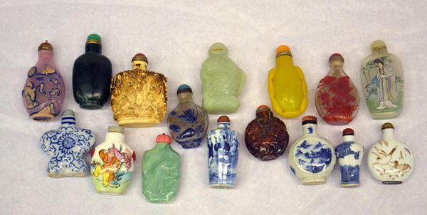 Lotto composto da sedici snuff bottle, Cina, sec. XIX e XX, in&nbsp;&nbsp;&nbsp;&nbsp;&nbsp;&nbsp;&nbsp;&nbsp;&nbsp;&nbsp;&nbsp;&nbsp;