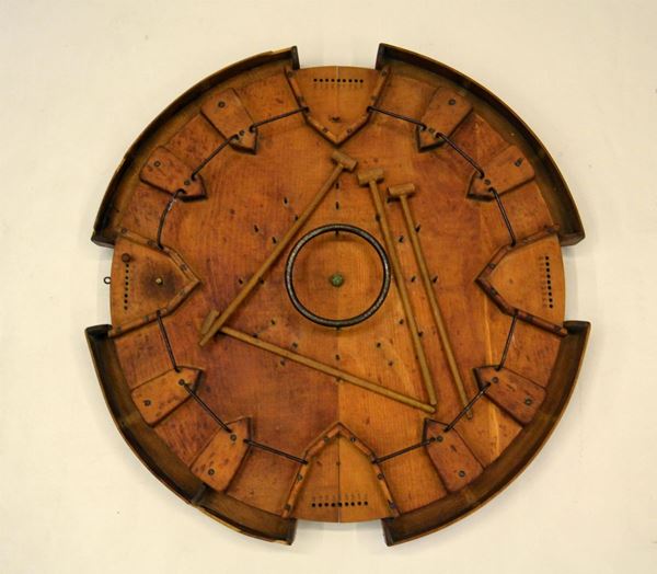 Gioco da tavolo, sec. XIX, in legno dolce,&nbsp;&nbsp;&nbsp;&nbsp;&nbsp;&nbsp;&nbsp;&nbsp;&nbsp;&nbsp;&nbsp;&nbsp;&nbsp;&nbsp;&nbsp;&nbsp;&nbsp;&nbsp;&nbsp;&nbsp;&nbsp;&nbsp;&nbsp;&nbsp;&nbsp;&nbsp;&nbsp;&nbsp;&nbsp;&nbsp;&nbsp;&nbsp;