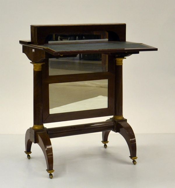 Tavolino, in stile Biedermeier, in noce,&nbsp;&nbsp;&nbsp;&nbsp;&nbsp;&nbsp;&nbsp;&nbsp;&nbsp;&nbsp;&nbsp;&nbsp;&nbsp;&nbsp;&nbsp;&nbsp;&nbsp;&nbsp;&nbsp;&nbsp;&nbsp;&nbsp;&nbsp;&nbsp;&nbsp;&nbsp;&nbsp;&nbsp;&nbsp;&nbsp;&nbsp;&nbsp;&nbsp;&nbsp;