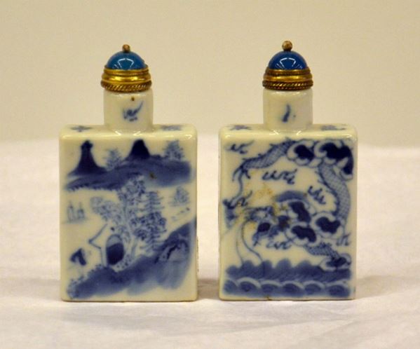 Due snuff bottle, Cina, sec. XIX, in porcellana&nbsp;&nbsp;&nbsp;&nbsp;&nbsp;&nbsp;&nbsp;&nbsp;&nbsp;&nbsp;&nbsp;&nbsp;&nbsp;&nbsp;&nbsp;&nbsp;&nbsp;&nbsp;&nbsp;&nbsp;&nbsp;&nbsp;&nbsp;&nbsp;&nbsp;&nbsp;&nbsp;