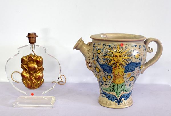 Grande versatoio, sec. XX, in maiolica&nbsp;&nbsp;&nbsp;&nbsp;&nbsp;&nbsp;&nbsp;&nbsp;&nbsp;&nbsp;&nbsp;&nbsp;&nbsp;&nbsp;&nbsp;&nbsp;&nbsp;&nbsp;&nbsp;&nbsp;&nbsp;&nbsp;&nbsp;&nbsp;&nbsp;&nbsp;&nbsp;&nbsp;&nbsp;&nbsp;&nbsp;&nbsp;&nbsp;&nbsp;&nbsp;&nbsp;