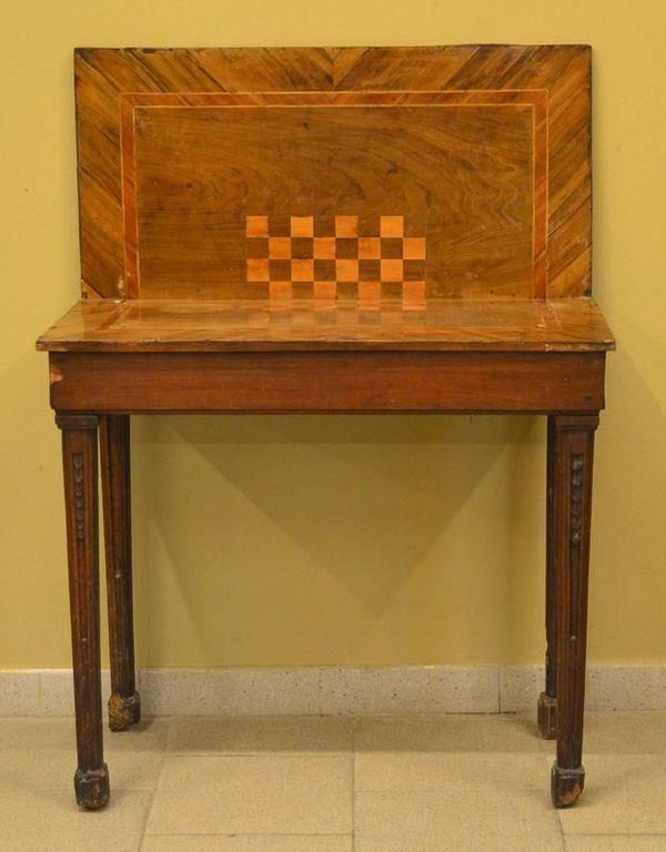 Tavolino da gioco, sec. XVIII, in noce, piano a&nbsp;&nbsp;&nbsp;&nbsp;&nbsp;&nbsp;&nbsp;&nbsp;&nbsp;&nbsp;&nbsp;&nbsp;&nbsp;&nbsp;&nbsp;&nbsp;&nbsp;&nbsp;&nbsp;&nbsp;&nbsp;&nbsp;&nbsp;&nbsp;&nbsp;&nbsp;&nbsp;