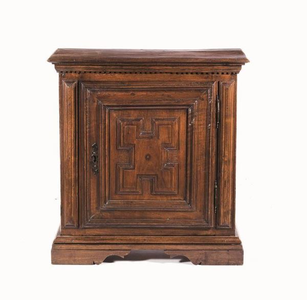 Credenzino, Italia centrale, sec. XVIII, in noce, sportello sformellato, cm 77x31x81, restauri