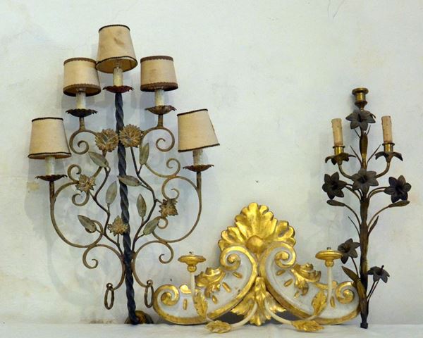 Applique, sec. XIX, in legno laccato bianco-oro,&nbsp;&nbsp;&nbsp;&nbsp;&nbsp;&nbsp;&nbsp;&nbsp;&nbsp;&nbsp;&nbsp;&nbsp;&nbsp;&nbsp;&nbsp;&nbsp;&nbsp;&nbsp;&nbsp;&nbsp;&nbsp;&nbsp;&nbsp;&nbsp;&nbsp;&nbsp;