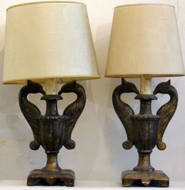 Due lumi da tavolo, sec. XVIII, in legno intagliato e&nbsp;&nbsp;&nbsp;&nbsp;&nbsp;&nbsp;&nbsp;&nbsp;&nbsp;&nbsp;&nbsp;&nbsp;&nbsp;&nbsp;&nbsp;&nbsp;&nbsp;&nbsp;&nbsp;&nbsp;&nbsp;