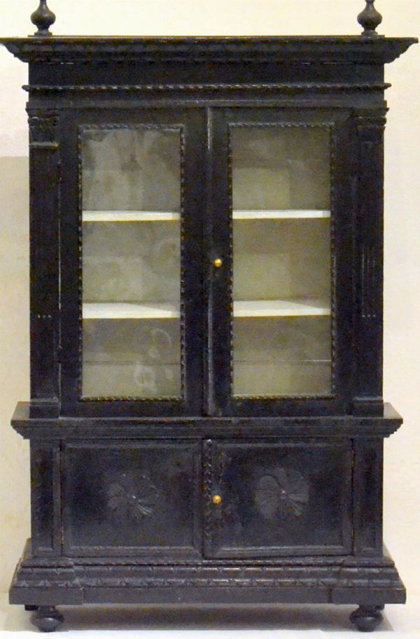Mobilino, inizi sec. XX, in legno laccato,&nbsp;&nbsp;&nbsp;&nbsp;&nbsp;&nbsp;&nbsp;&nbsp;&nbsp;&nbsp;&nbsp;&nbsp;&nbsp;&nbsp;&nbsp;&nbsp;&nbsp;&nbsp;&nbsp;&nbsp;&nbsp;&nbsp;&nbsp;&nbsp;&nbsp;&nbsp;&nbsp;&nbsp;&nbsp;&nbsp;&nbsp;&nbsp;
