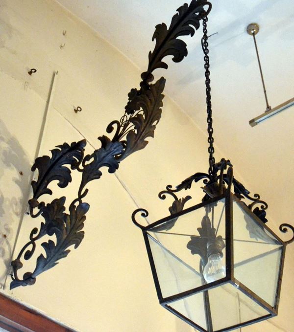 Lanterna, inizi sec. XX, in ferro battuto  - Asta GIOIELLI, ARGENTI, ARREDI, OGGETTI D'ARTE E DIPINTI - Poggio Bracciolini Casa d'Aste