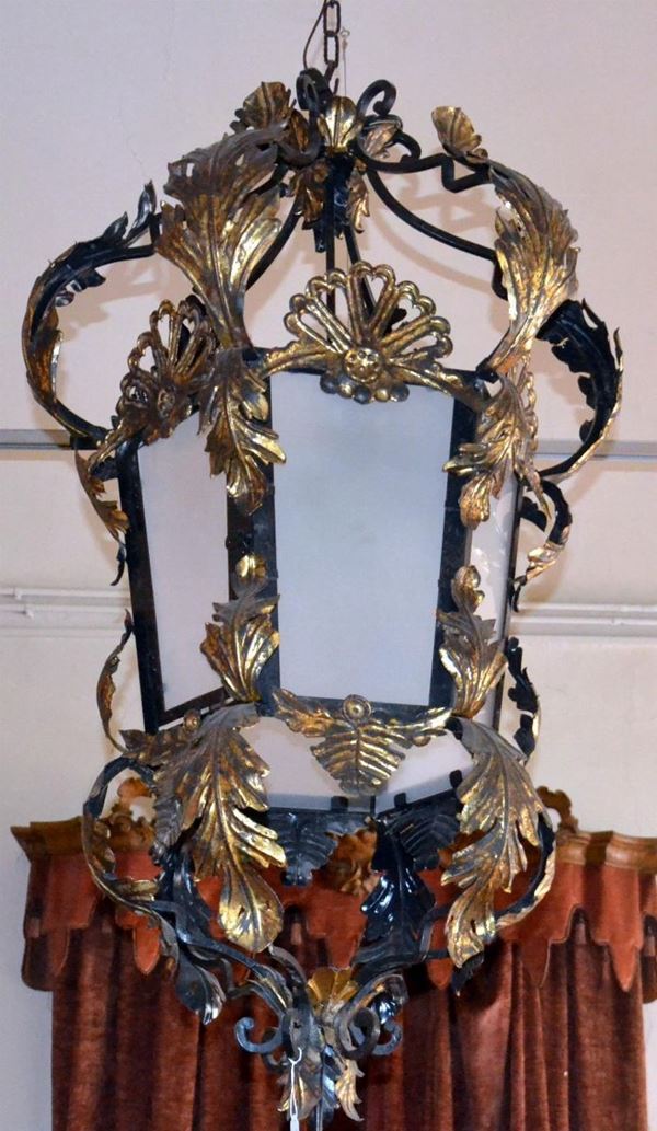 Grande lanterna, sec. XX, in ferro  - Asta GIOIELLI, ARGENTI, ARREDI, OGGETTI D'ARTE E DIPINTI - Poggio Bracciolini Casa d'Aste