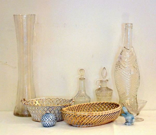 Due bottiglie, due ampolle e bicchiere, sec. XX,  - Asta GIOIELLI, ARGENTI, ARREDI, OGGETTI D'ARTE E DIPINTI - Poggio Bracciolini Casa d'Aste