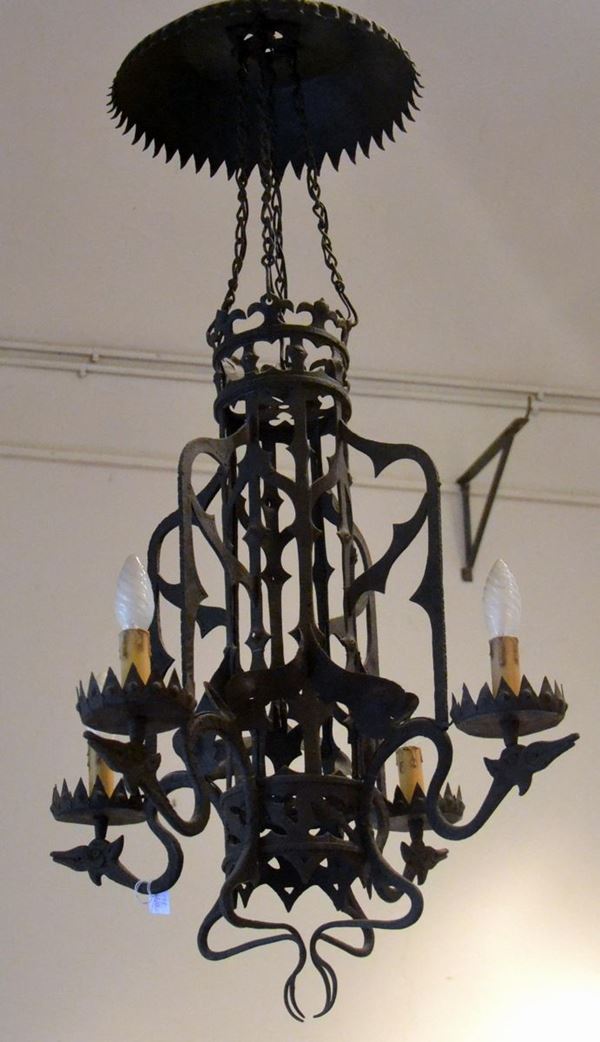 Lumiera, sec. XX, in ferro battuto lavorato,  - Asta GIOIELLI, ARGENTI, ARREDI, OGGETTI D'ARTE E DIPINTI - Poggio Bracciolini Casa d'Aste