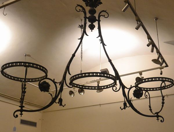 Lampadario, sec. XX, in ferro battuto,