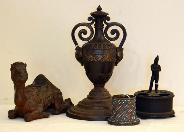 Due calamai, vaso e vasetto, inizi sec. XX,  - Asta GIOIELLI, ARGENTI, ARREDI, OGGETTI D'ARTE E DIPINTI - Poggio Bracciolini Casa d'Aste
