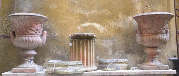 Due vasi, sec. XX, in terracotta  - Asta GIOIELLI, ARGENTI, ARREDI, OGGETTI D'ARTE E DIPINTI - Poggio Bracciolini Casa d'Aste