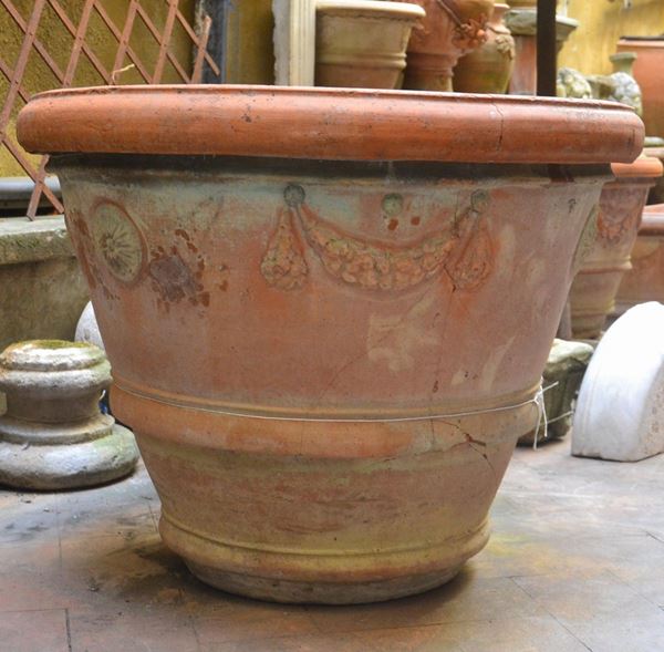 Conca, sec. XIX, in terracotta con festoni,