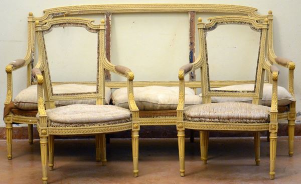 Divano e due poltrone, in stile 700, in legno laccato e
