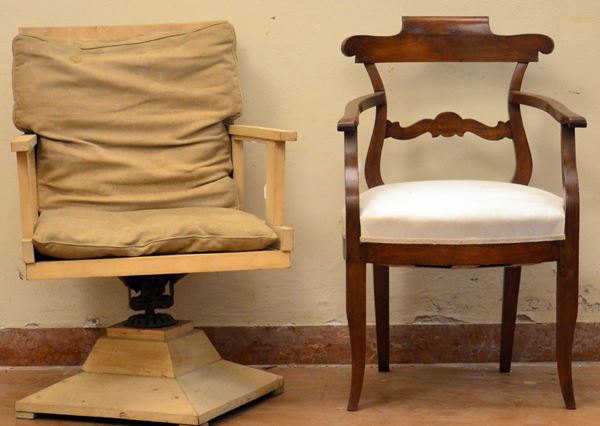 Poltroncina, sec. XIX, in noce, gambe mosse,