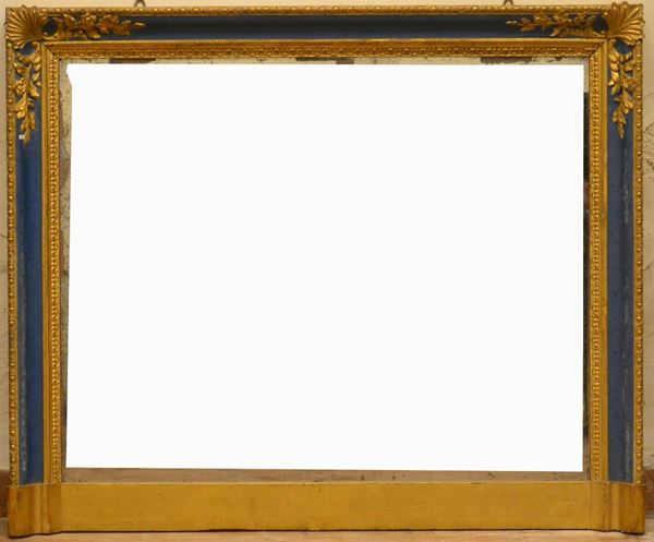 Specchiera da cassettone, sec. XX, entro cornice in  - Asta GIOIELLI, ARGENTI, ARREDI, OGGETTI D'ARTE E DIPINTI - Poggio Bracciolini Casa d'Aste