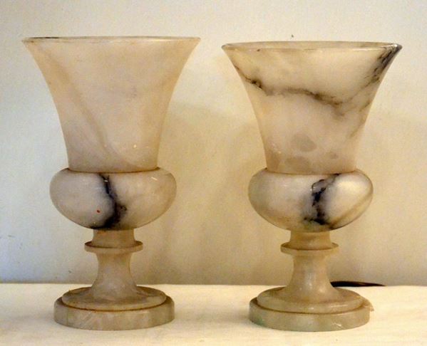 Due alzate, sec. XX, in alabastro a forma di coppa,