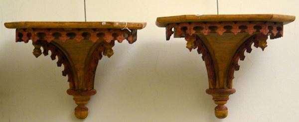 Due mensole, in stile gotico, in legno  - Asta GIOIELLI, ARGENTI, ARREDI, OGGETTI D'ARTE E DIPINTI - Poggio Bracciolini Casa d'Aste