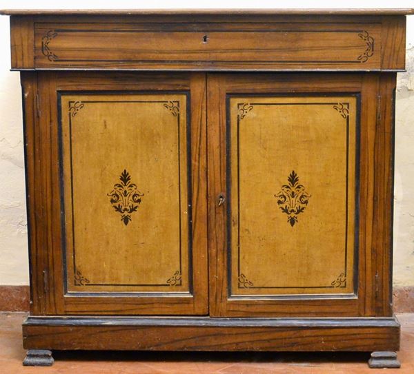 Credenza, in stile 700, in legno laccato,  - Asta GIOIELLI, ARGENTI, ARREDI, OGGETTI D'ARTE E DIPINTI - Poggio Bracciolini Casa d'Aste