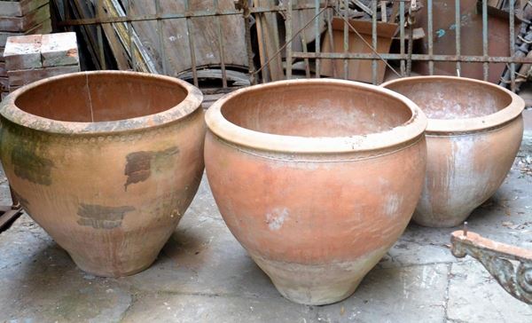 Tre conche, inizi sec. XX, in terracotta,