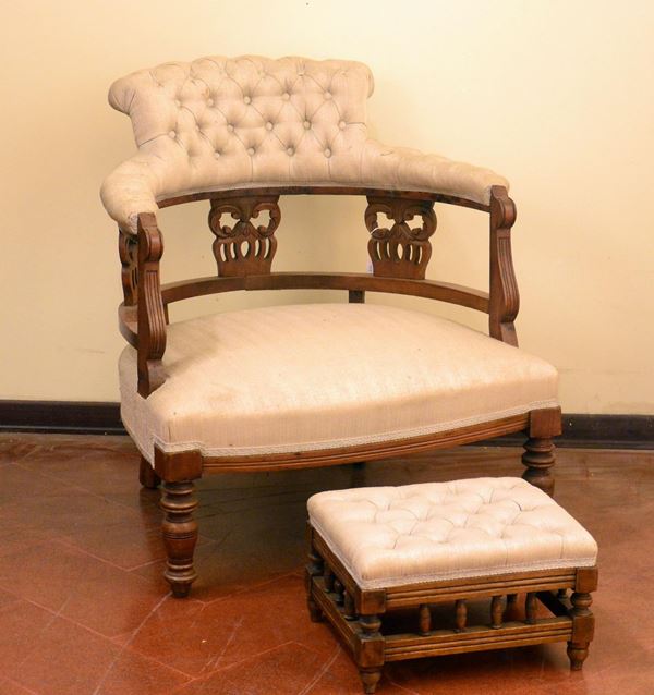 Poltroncina e poggiapiedi, inizi sec. XX, in noce,