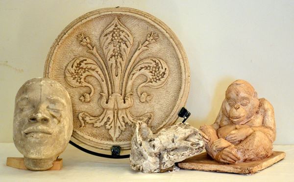 Quattro sculture, sec. XX, in gesso, raffiguranti