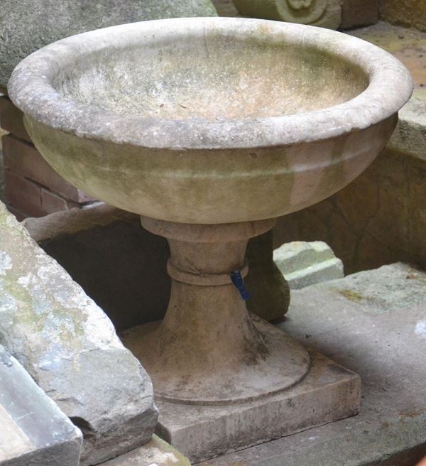 Fioriera, inizi sec. XX, in marmo  - Asta GIOIELLI, ARGENTI, ARREDI, OGGETTI D'ARTE E DIPINTI - Poggio Bracciolini Casa d'Aste