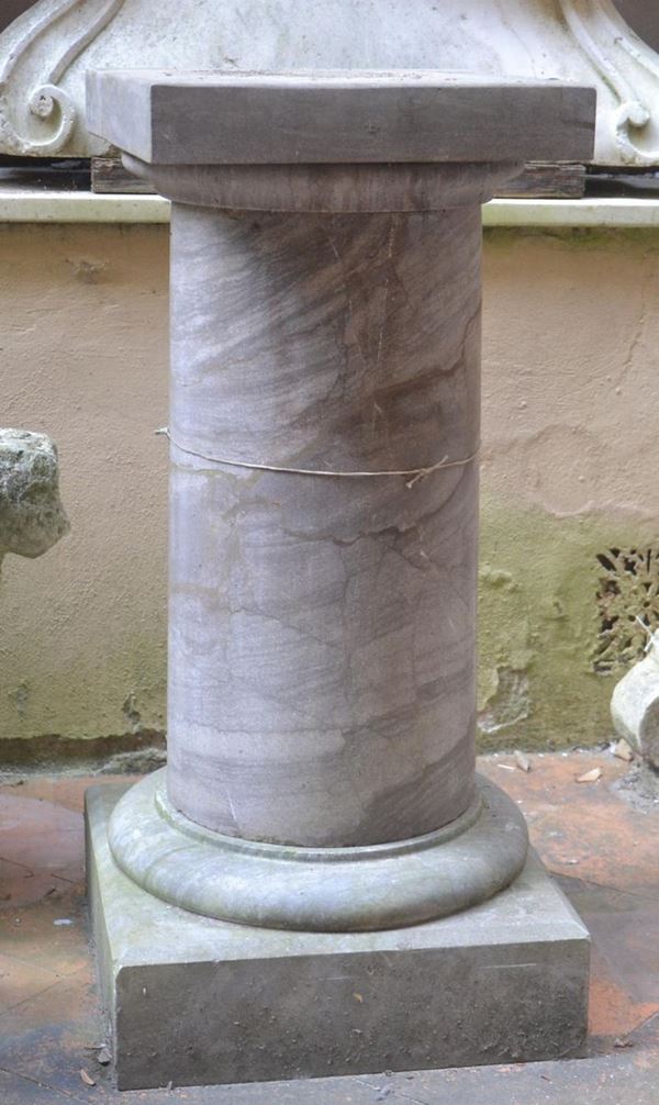 Colonna, sec. XX, in marmo su base