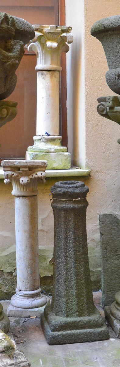 Tre colonne, sec. XX, in marmo