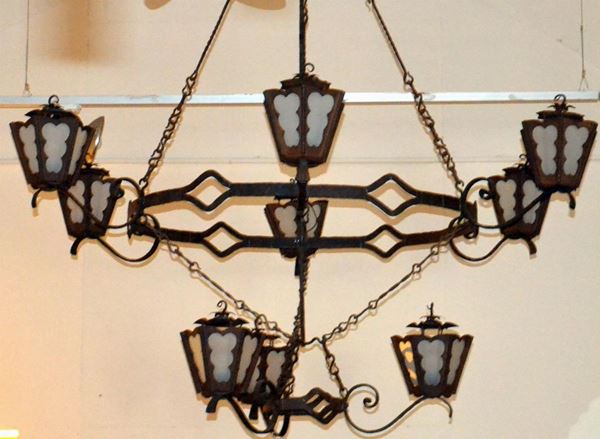 Lampadario, sec. XX, in ferro battuto circolare,