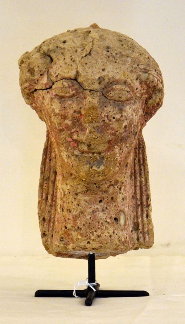 Scultura, in stile etrusco, raffigurante