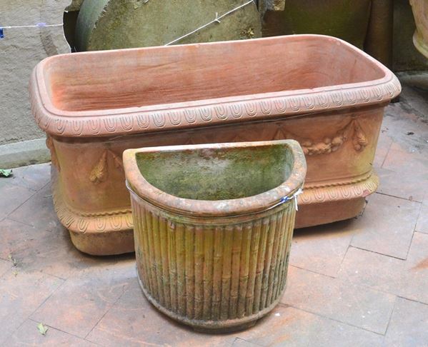 Vasca, sec. XX, in terracotta con festoni,