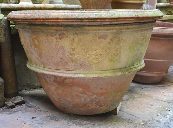 Conca, sec. XIX, in terracotta con festoni,