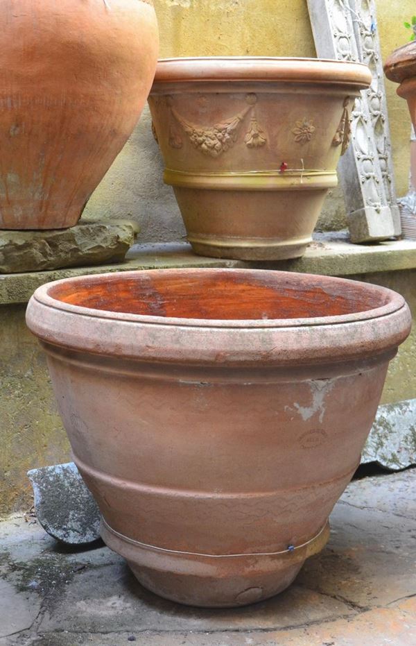 Due conche, sec.XX, in terracotta,