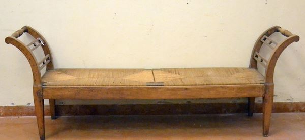 Divano, sec. XIX, in ciliegio, laterali sagomati,  - Asta GIOIELLI, ARGENTI, ARREDI, OGGETTI D'ARTE E DIPINTI - Poggio Bracciolini Casa d'Aste