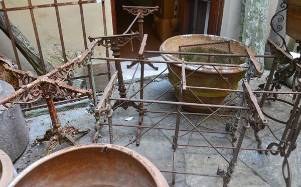 Sette tavolini, in ferro e ghisa,  - Asta GIOIELLI, ARGENTI, ARREDI, OGGETTI D'ARTE E DIPINTI - Poggio Bracciolini Casa d'Aste
