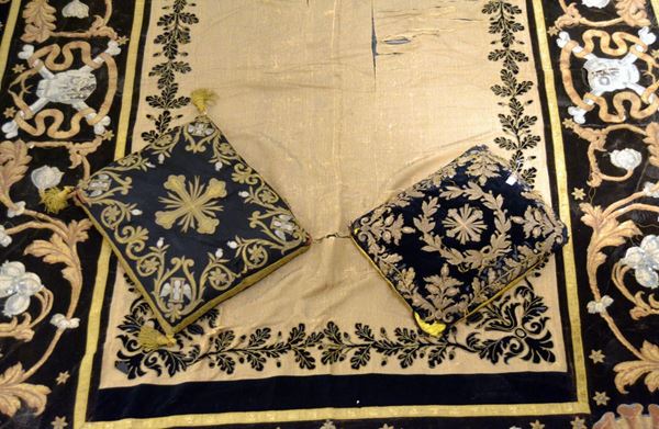 Tessuto, sec. XIX, in velluto ricamato a  - Asta GIOIELLI, ARGENTI, ARREDI, OGGETTI D'ARTE E DIPINTI - Poggio Bracciolini Casa d'Aste