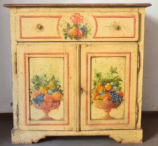 Credenza, sec. XIX, in legno laccato, due sportelli,