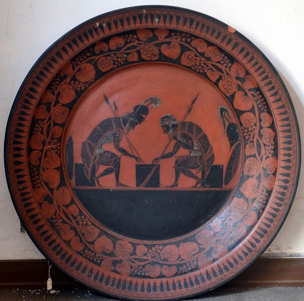 Piatto, in stile etrusco, in terracotta decorata, diam. cm 60