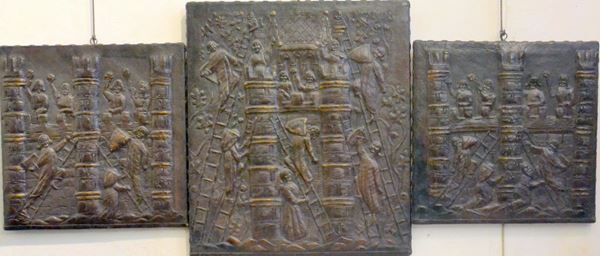 Tre pannelli, sec. XIX, in cuoio, raffiguranti  - Asta GIOIELLI, ARGENTI, ARREDI, OGGETTI D'ARTE E DIPINTI - Poggio Bracciolini Casa d'Aste