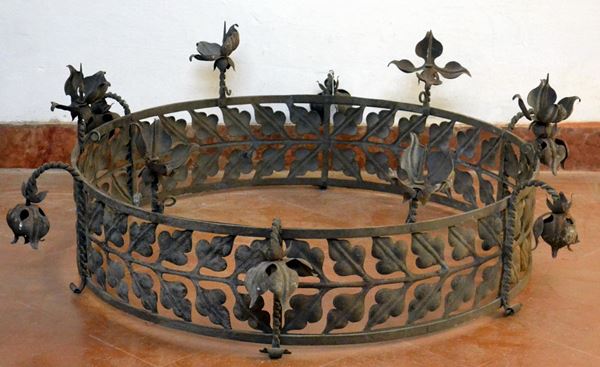 Lampadario, sec. XX, in ferro battuto circolare,
