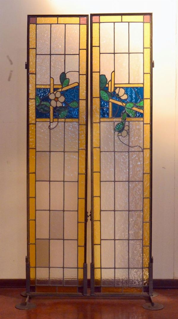 Due ante, inizi sec. XX, in vetro piombato  - Asta GIOIELLI, ARGENTI, ARREDI, OGGETTI D'ARTE E DIPINTI - Poggio Bracciolini Casa d'Aste