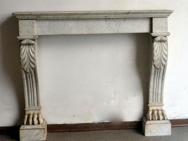 Camino, inizi sec. XX, in marmo bianco, laterali  - Asta GIOIELLI, ARGENTI, ARREDI, OGGETTI D'ARTE E DIPINTI - Poggio Bracciolini Casa d'Aste