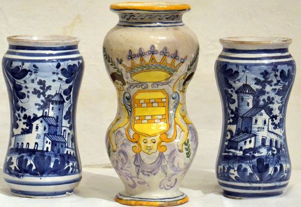 Tre albarelli, secc. XIX e XX, in maiolica