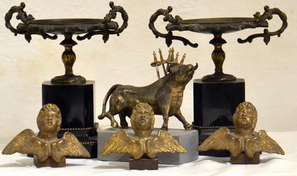 Tre piccoli soprammobili, sec. XX, raffiguranti&nbsp;&nbsp;&nbsp;&nbsp;&nbsp;&nbsp;&nbsp;&nbsp;&nbsp;&nbsp;&nbsp;&nbsp;&nbsp;&nbsp;&nbsp;&nbsp;&nbsp;&nbsp;&nbsp;&nbsp;&nbsp;&nbsp;&nbsp;&nbsp;&nbsp;&nbsp;&nbsp;  - Asta GIOIELLI, ARGENTI, ARREDI, OGGETTI D'ARTE E DIPINTI - Poggio Bracciolini Casa d'Aste