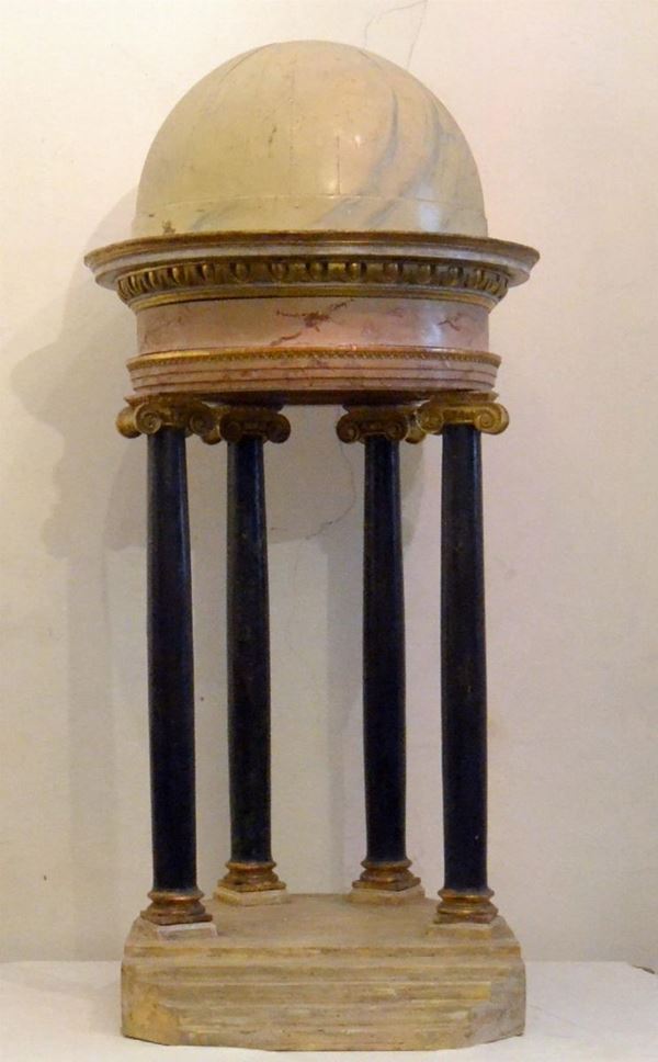 Altare, sec. XIX, in legno laccato, quattro colonne con