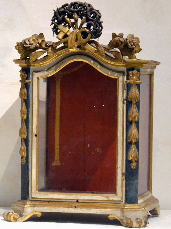 Teca, sec. XVIII, in legno laccato, intagliato e