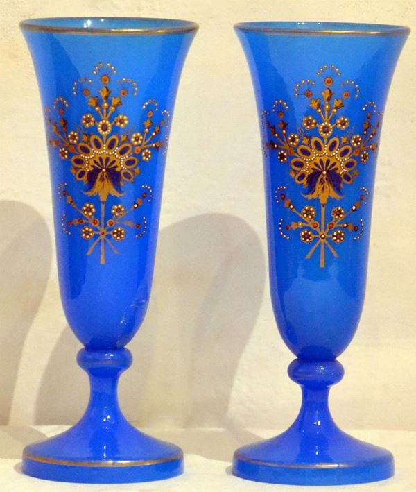 Coppia di vasi, sec. XIX, in opalina azzurra&nbsp;&nbsp;&nbsp;&nbsp;&nbsp;&nbsp;&nbsp;&nbsp;&nbsp;&nbsp;&nbsp;&nbsp;&nbsp;&nbsp;&nbsp;&nbsp;&nbsp;&nbsp;&nbsp;&nbsp;&nbsp;&nbsp;&nbsp;&nbsp;&nbsp;&nbsp;&nbsp;&nbsp;&nbsp;&nbsp;